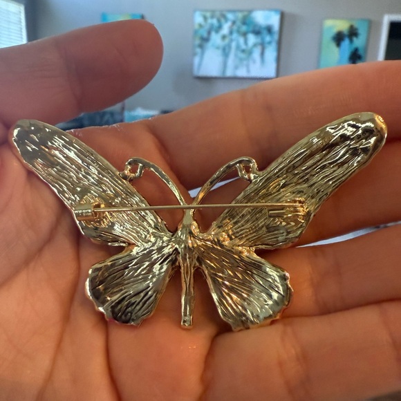 Elegant Butterfly Brooch in Pink - Picture 3 of 3